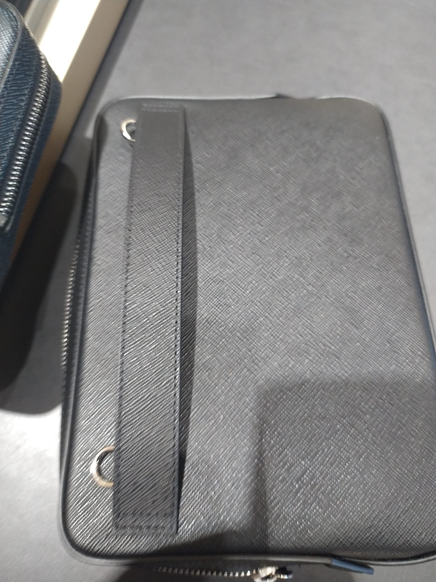 Pochette de Voyage Executive – Cuir Saffiano Noir & Logo Signature