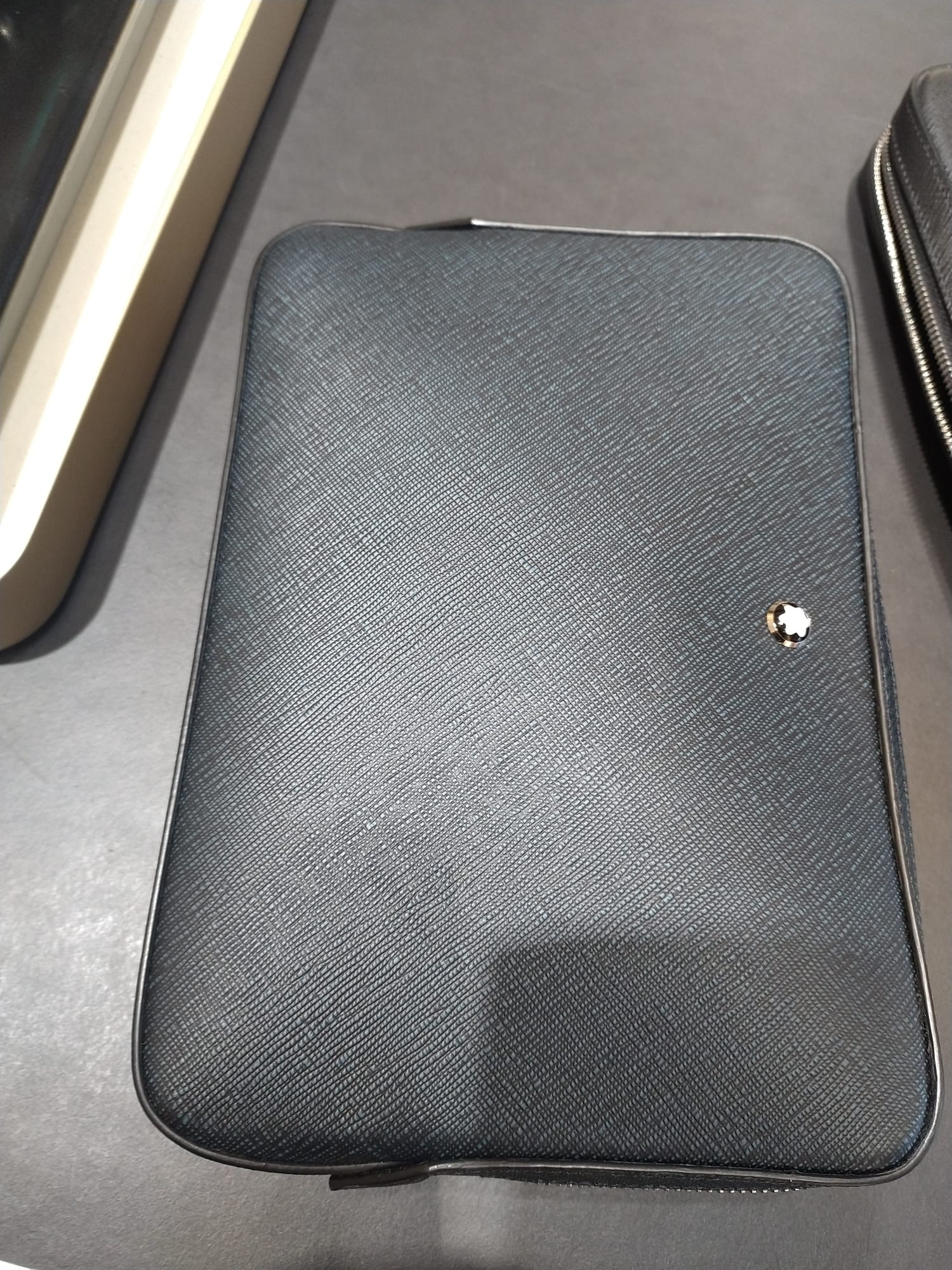 Pochette de Voyage Executive – Cuir Saffiano Noir & Logo Signature